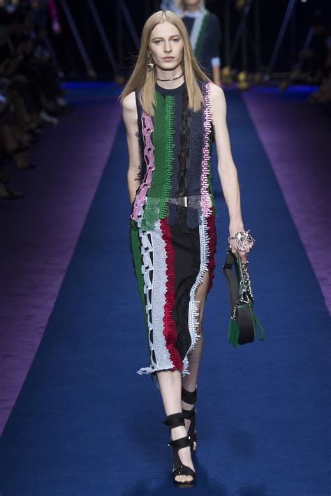 Front row Versace Xuân Hè 2025: Tinh thần Italian Excess